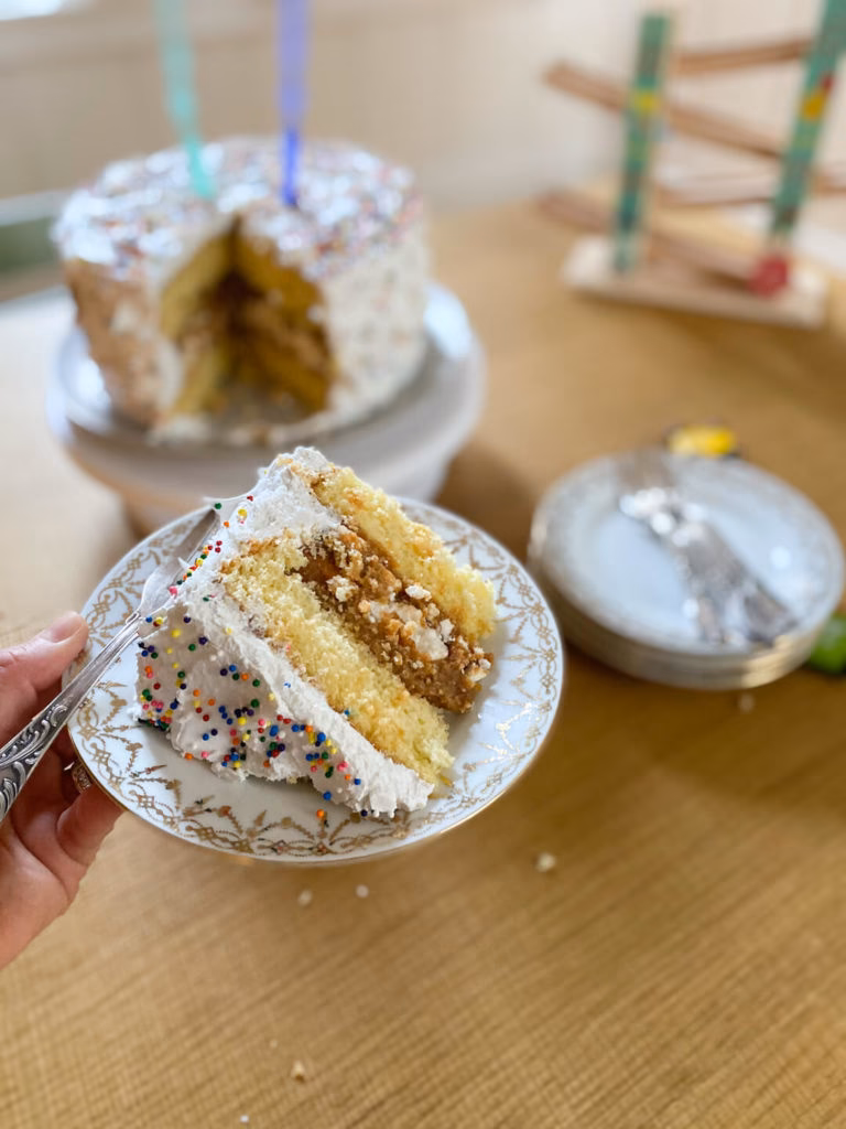 ¿Cuánto tiempo se tarda en enfriar el pastel de cumpleaños?