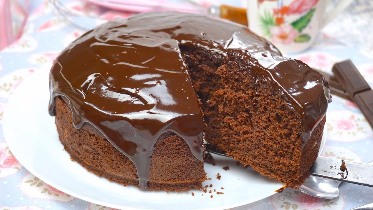 ¿Cómo se coloca el pastel en la base para pasteles?