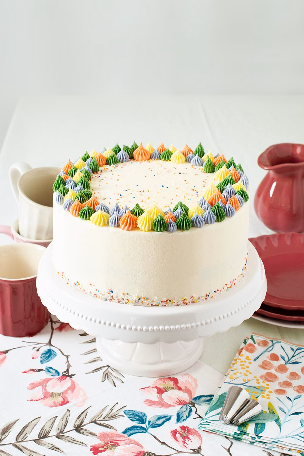 ¿Cómo decorar un pastel de vainilla esponjoso?