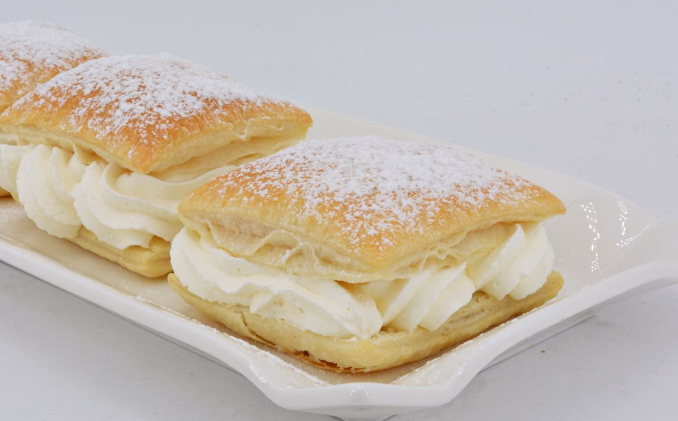 ¿Qué es un pastel de hojaldre con nata y fresas?