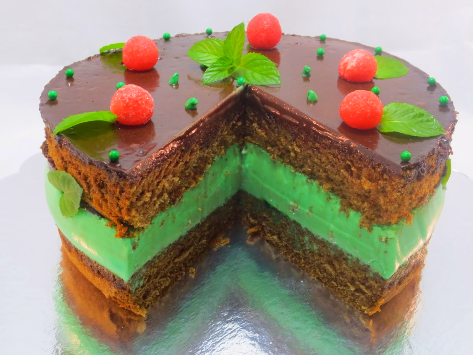 ¿Qué se debe hacer con la leche y crema para la mousse de menta?