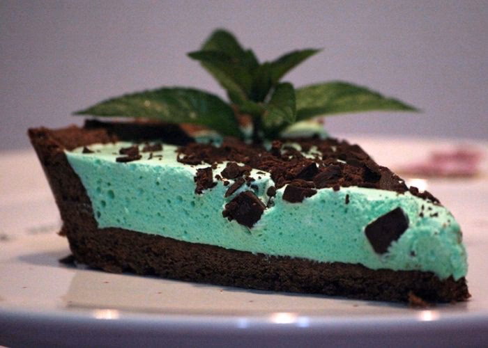 ¿Qué se debe hacer con la leche y crema para la mousse de menta?