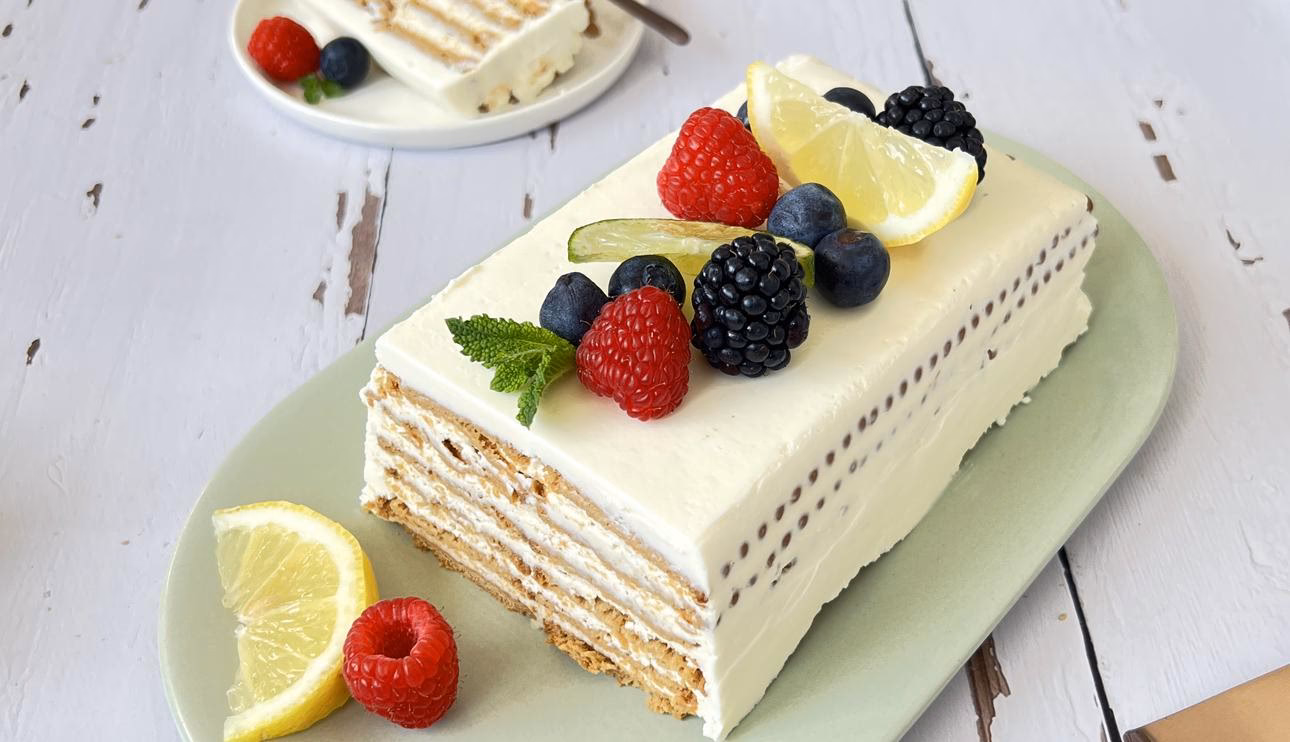 ¿Cómo se prepara la tarta fácil de limón con leche condensada y galletas?