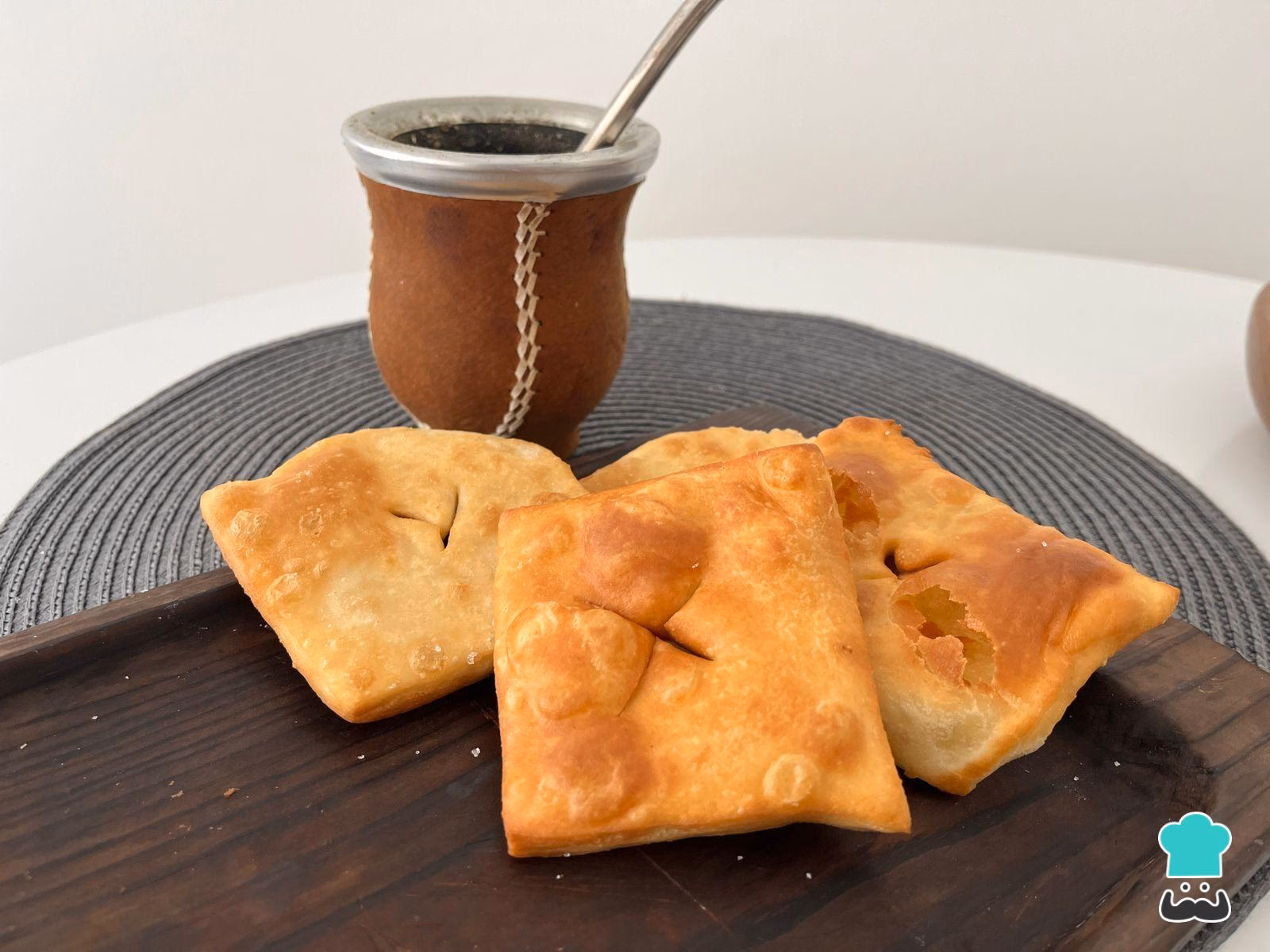 ¿Cómo hacer una tortilla frita con salsa verde?