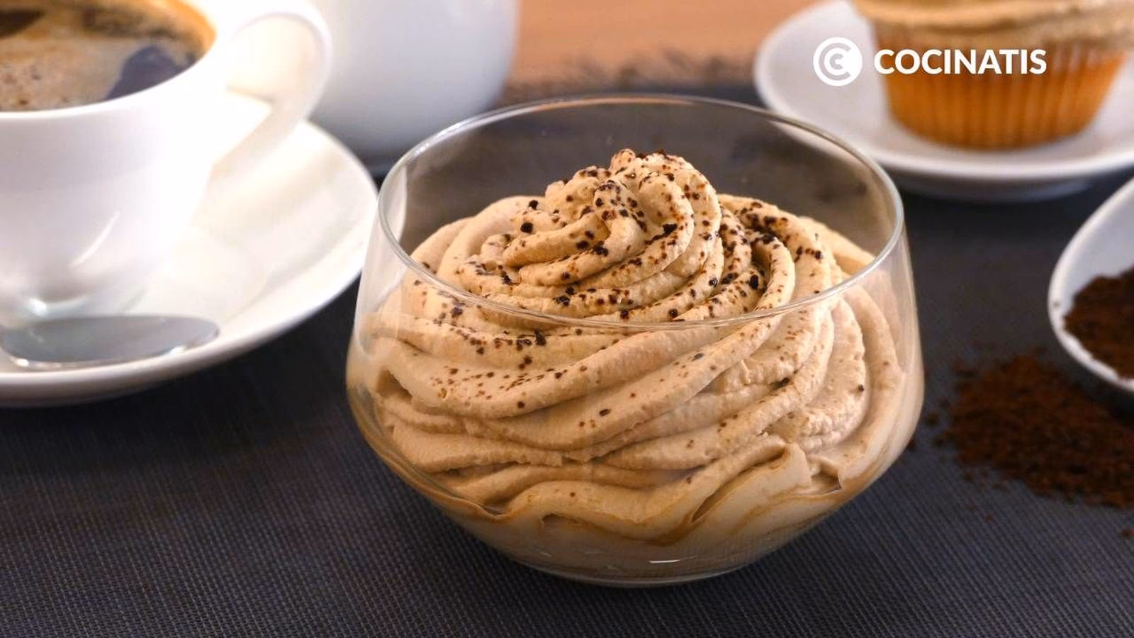 ¿Cómo hacer un bizcocho con crema de Moka?