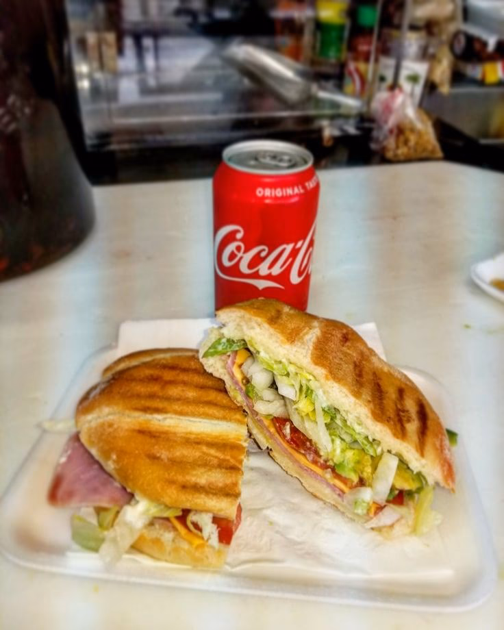¿Por qué es tan Felíz recibir una torta y un refresco?