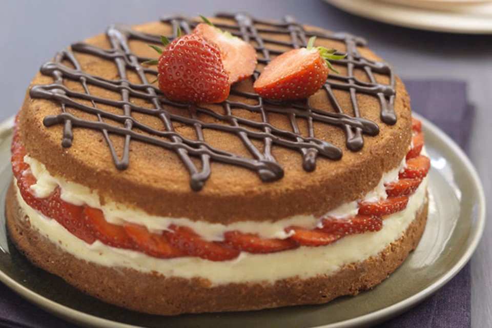 ¿Cómo hacer un bizcocho de chocolate relleno de mermelada de fresa?