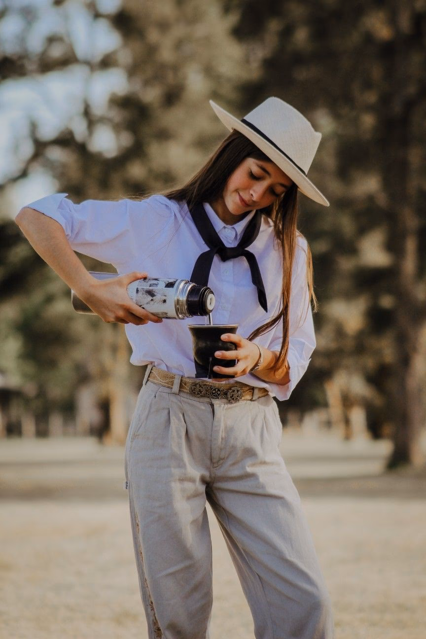 ¿Cuál es la vestimenta tradicional de los gauchos argentinos?