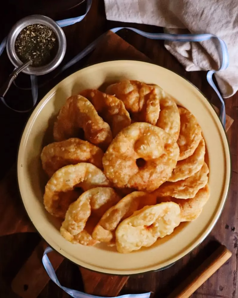 ¿Cómo eliminar el exceso de grasa en las tortas fritas?