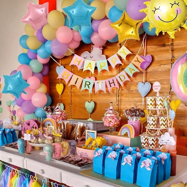 ¿Cómo puedo decorar un pastel de celebración?
