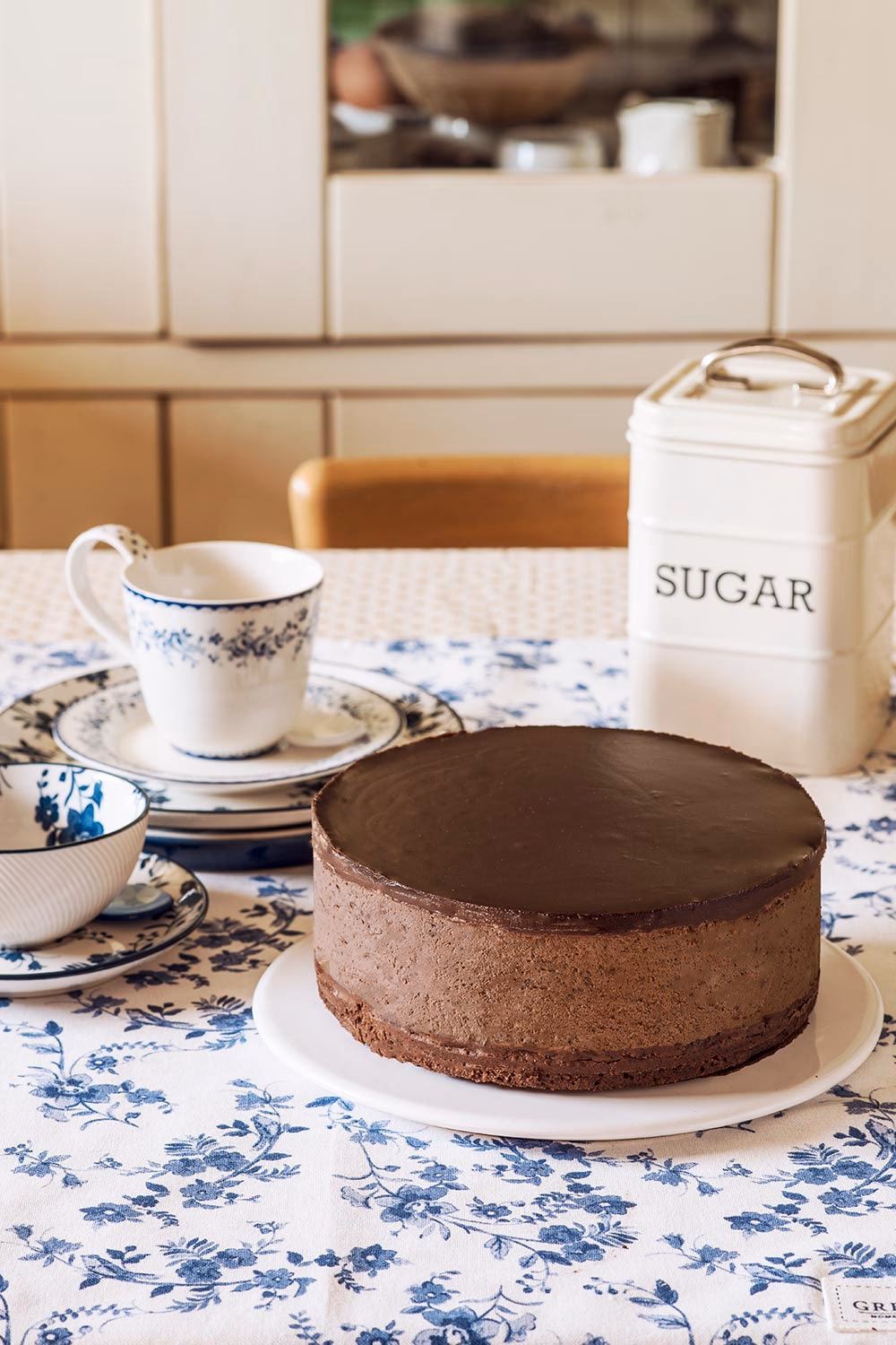 ¿Cómo se prepara la base de galleta para la tarta de mousse de chocolate?