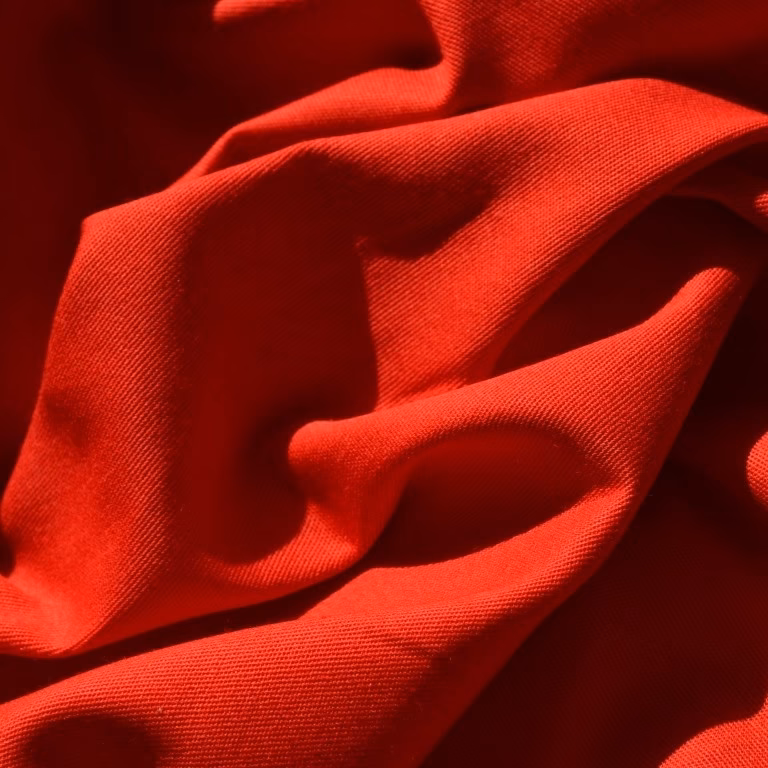 ¿Qué hace a la tela de gabardina resistente?