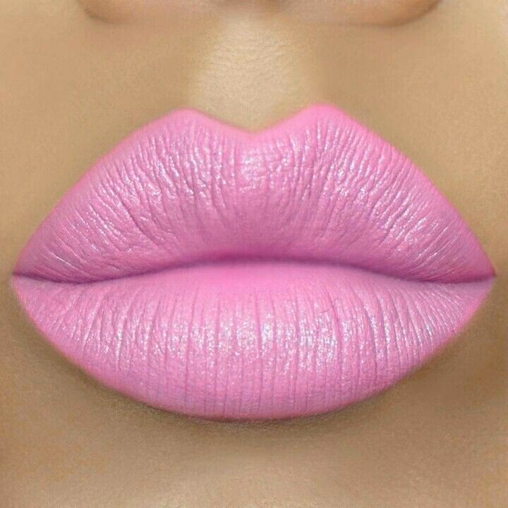 ¿Cuáles son los mejores tonos de labiales mate para resaltar tu piel morena?