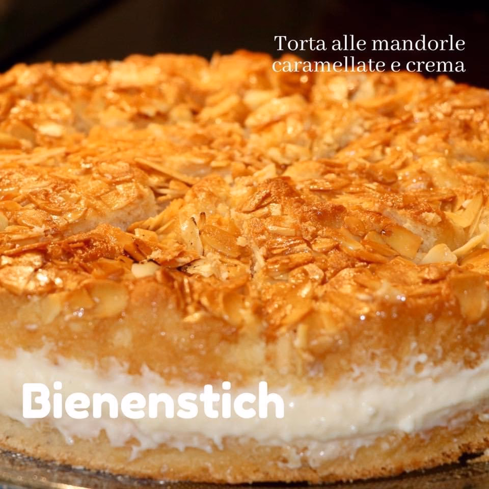 ¿Cuánto tiempo se hornean las almendras en el Bienenstich?