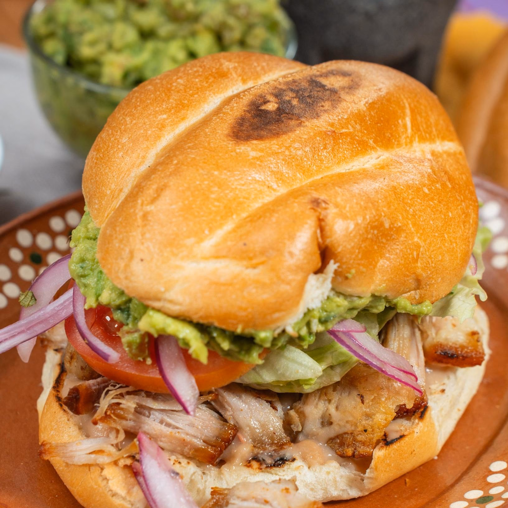 ¿Cuáles son los beneficios de la torta de chicharrones de cerdo?