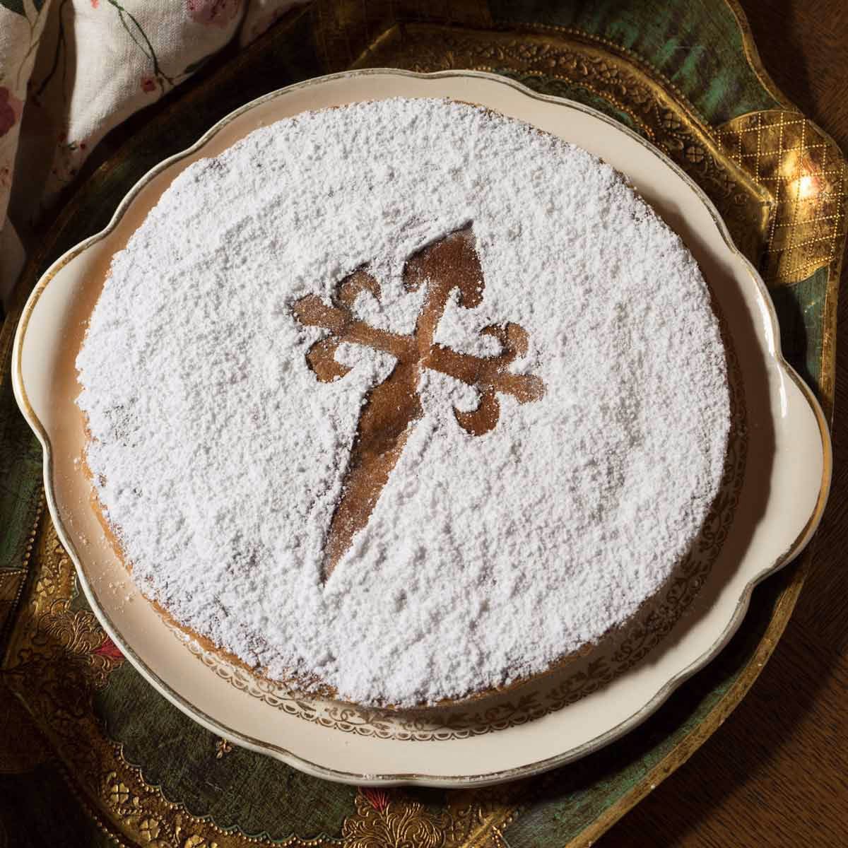 ¿Cómo se coloca la Cruz de Santiago en la torta?