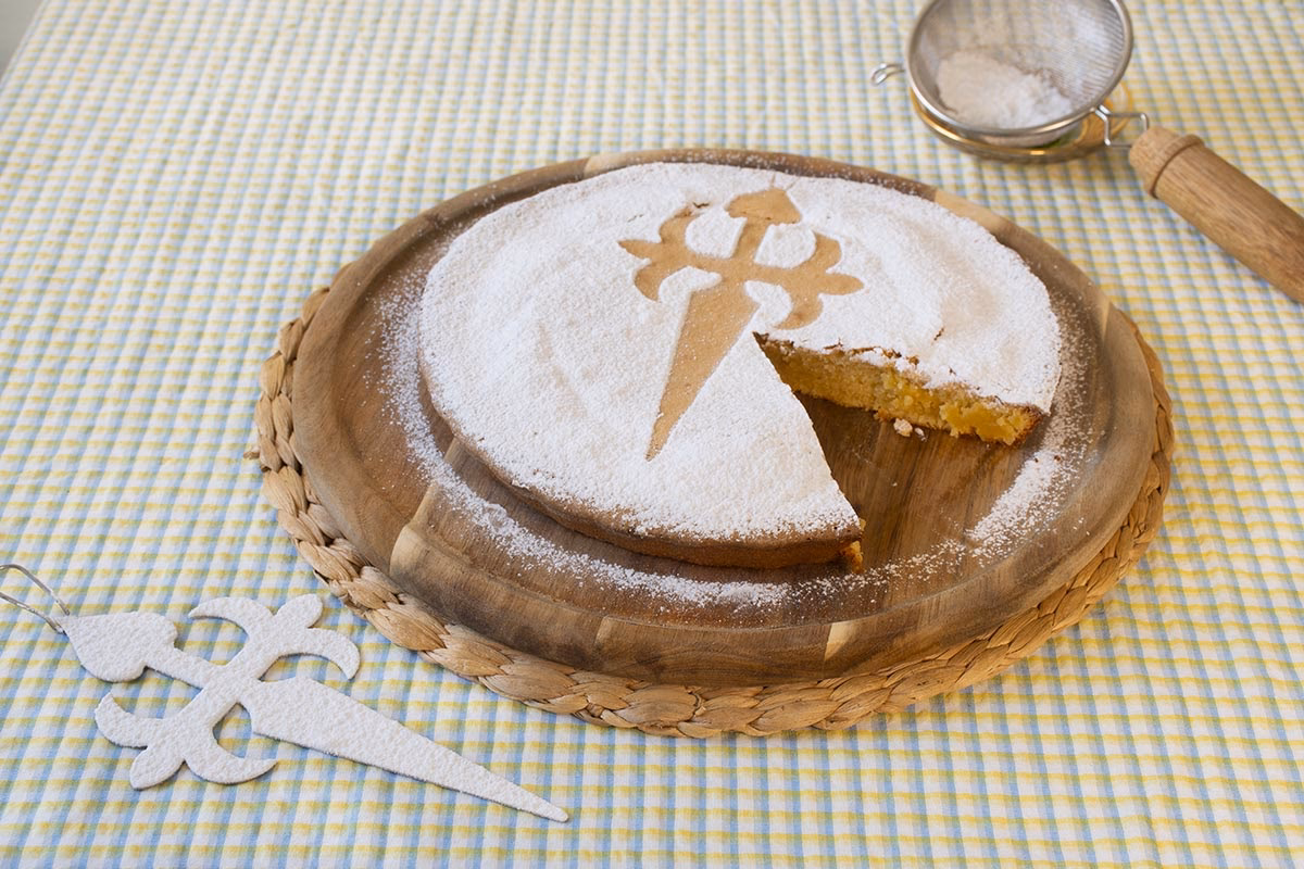 ¿Qué elemento característico tiene la tarta de Santiago de Compostela?