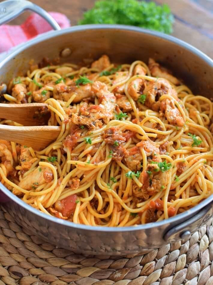 ¿Cómo hacer pasta en salsa cremosa de tomate?