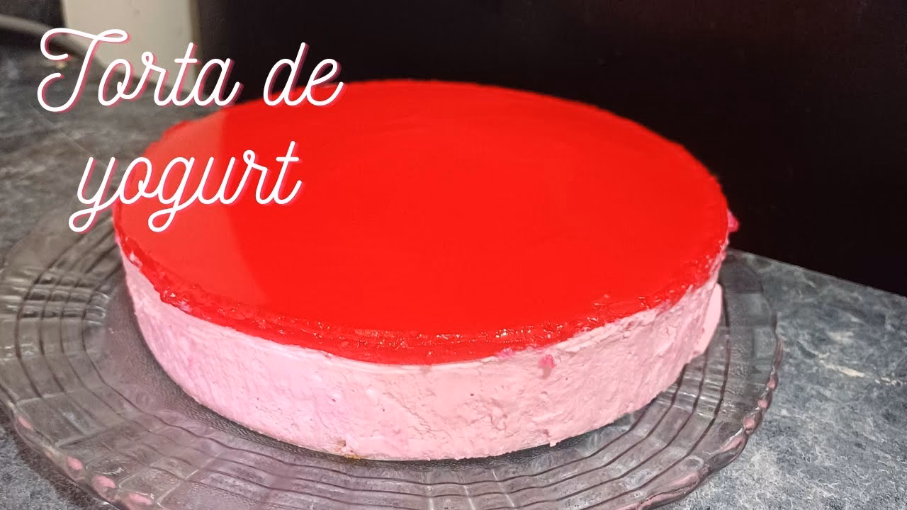 ¿Cómo se puede comer torta húmeda de yogur con frutillas?