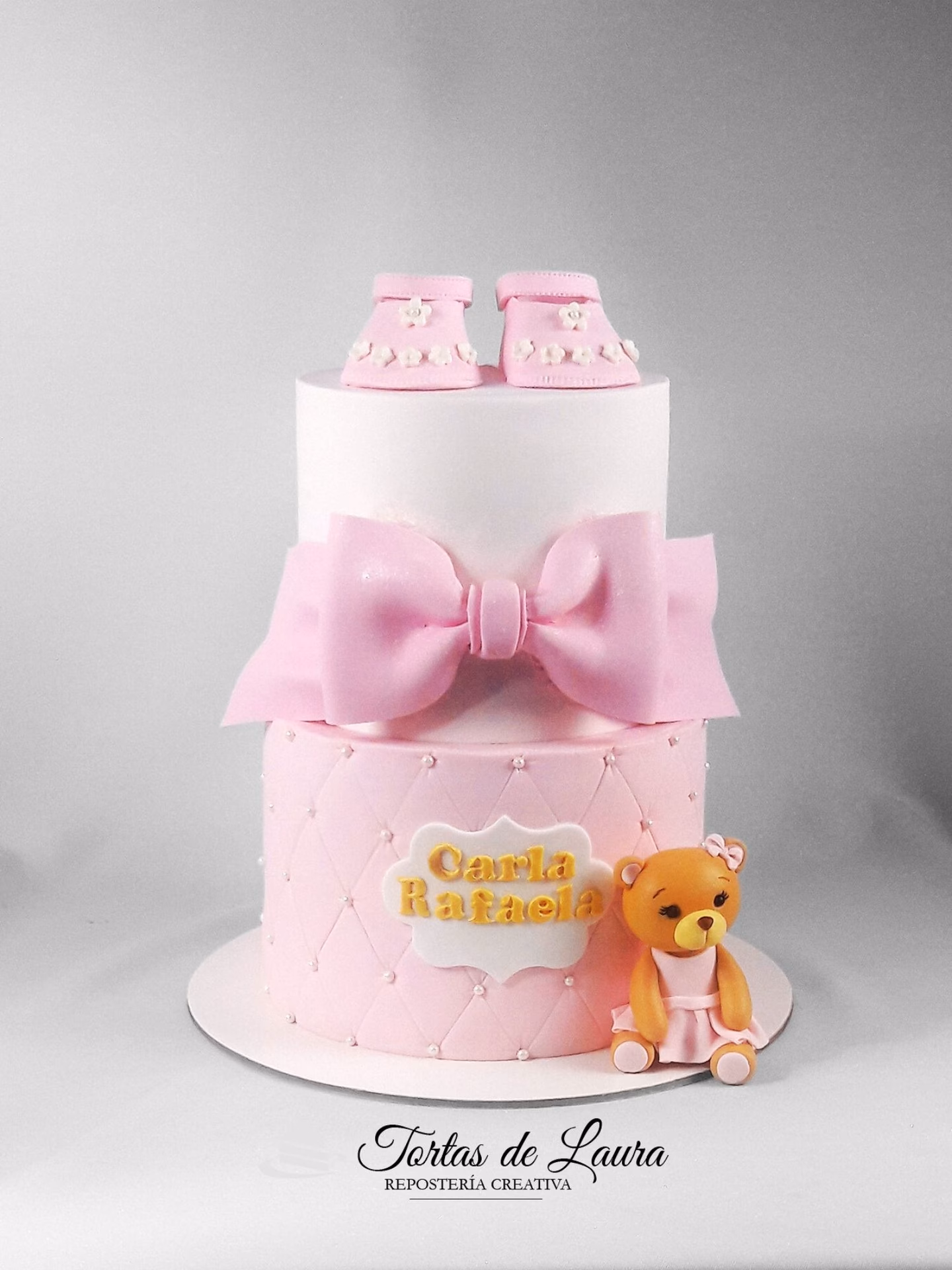 ¿Cuáles son los accesorios de la torta bautismo?