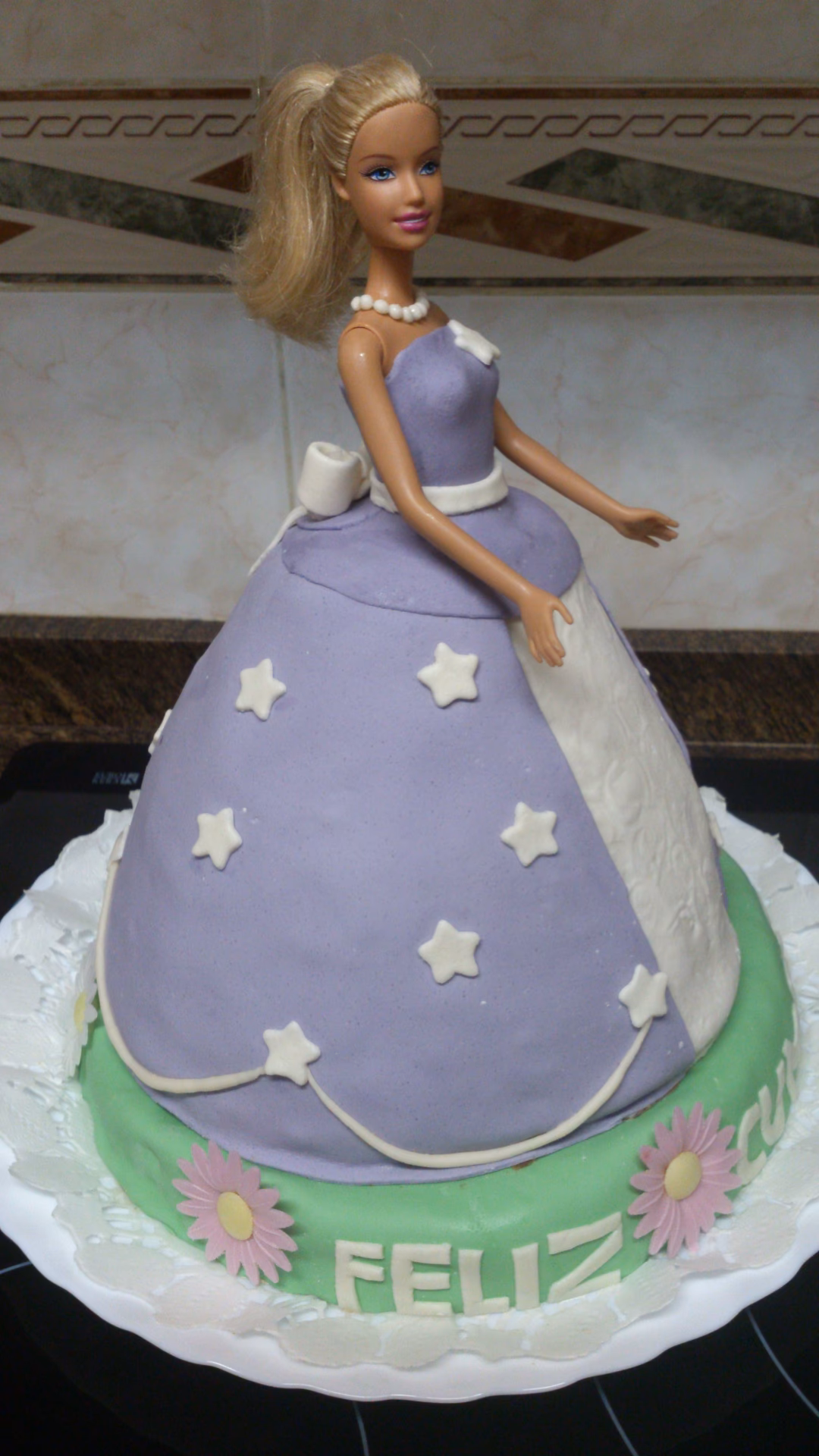 ¿Cómo decorar una tarta con galletas de Barbie?