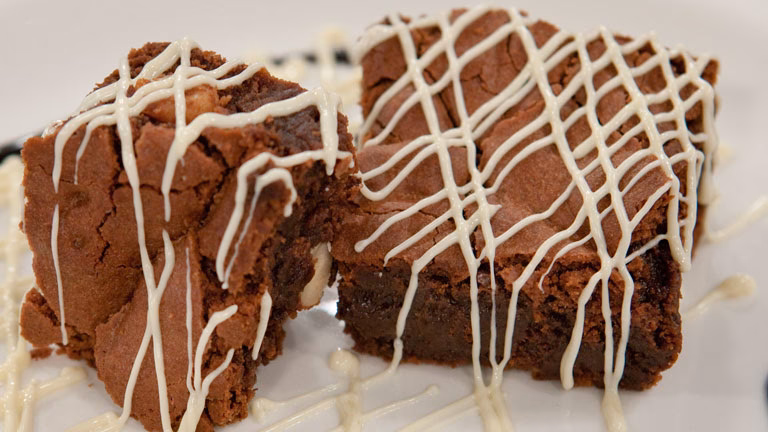 ¿Cómo se mezcla el chocolate negro y el chocolate blanco?