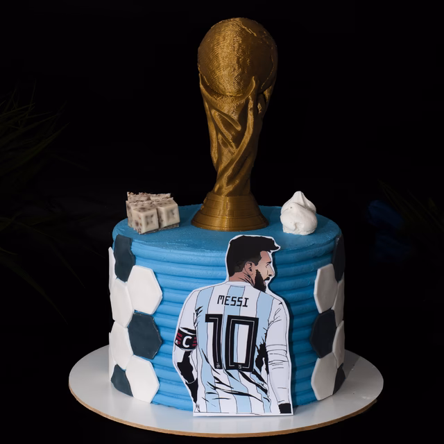 ¿Cuántos años tiene Messi en la torta de cumpleaños?