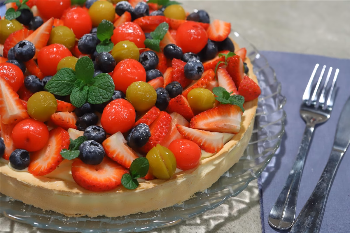 ¿Qué se agrega encima de la tarta de frutillas?