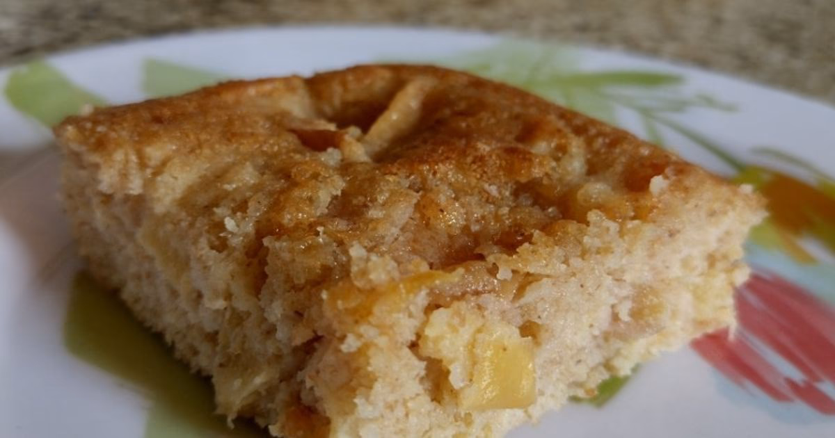 ¿Cómo se preparan los trozos de limón y manzana?
