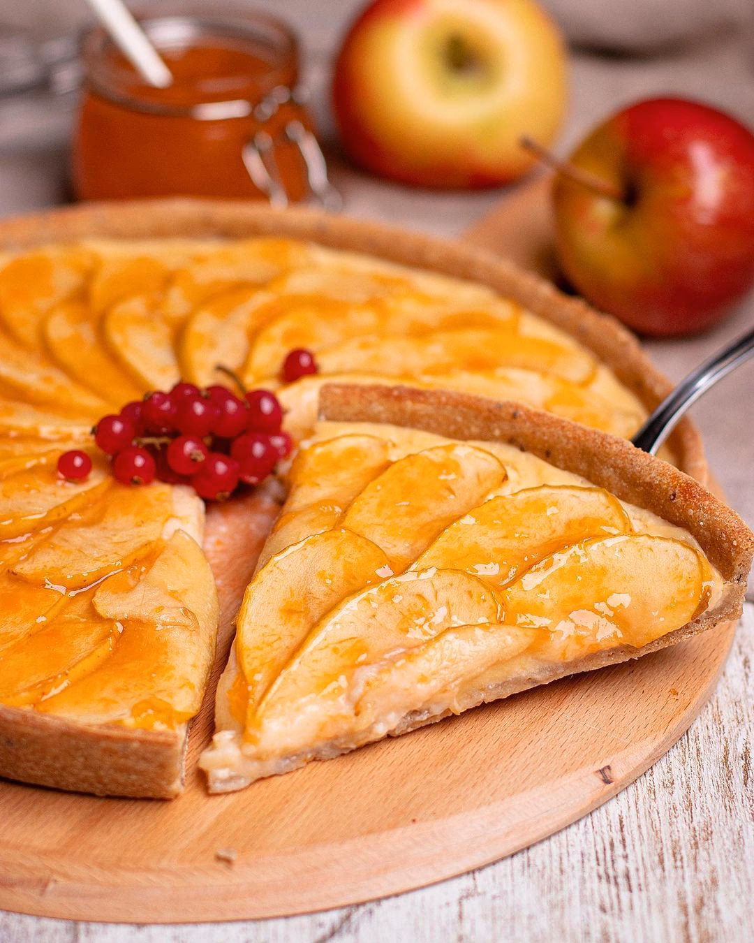¿Cómo decorar un pastel con manzana asada?
