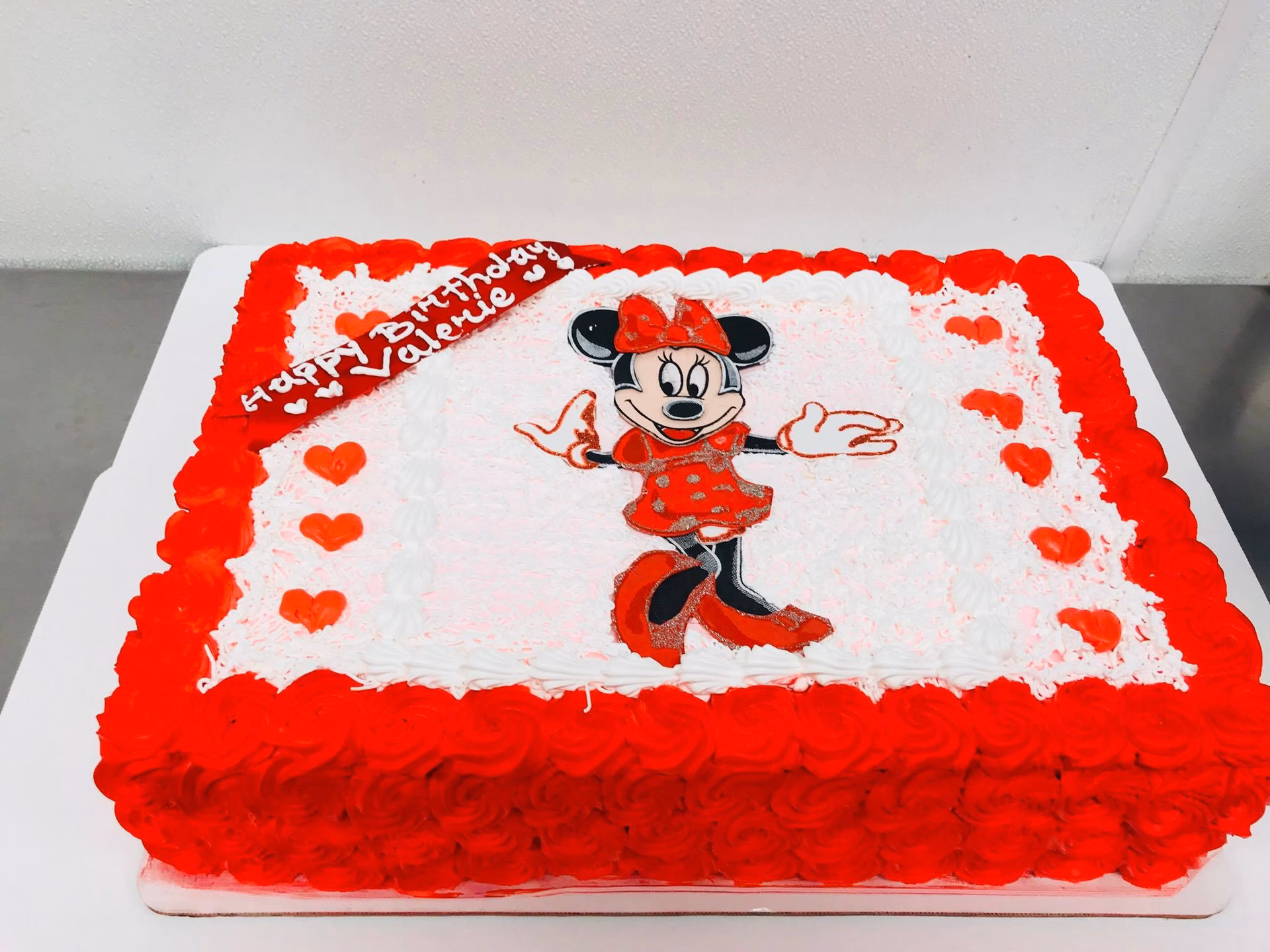 ¿Cómo decorar una torta de Minnie Mouse?