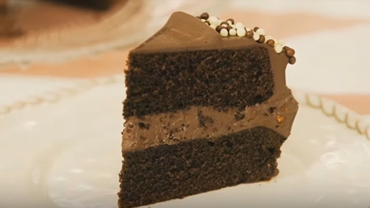 ¿Cómo rellenar tortas con mousse de chocolate?
