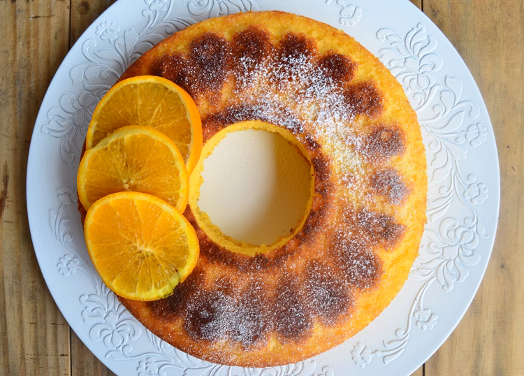 ¿Cómo hacer una torta húmeda de naranja?