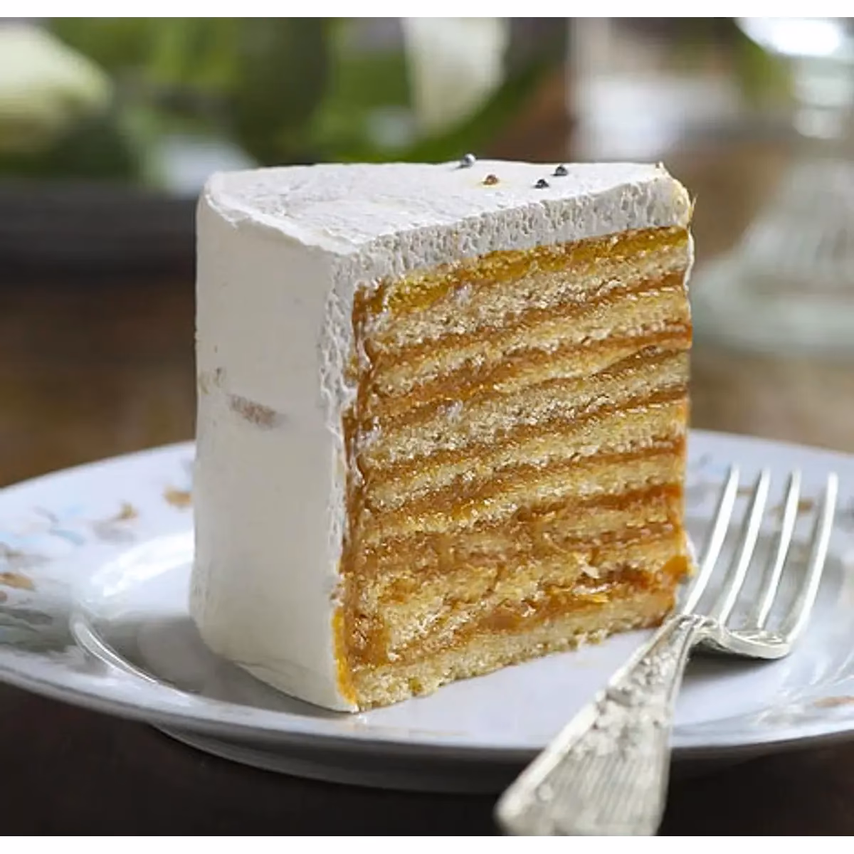 ¿Cómo hacer una torta de panqueques con manjar de almendras?