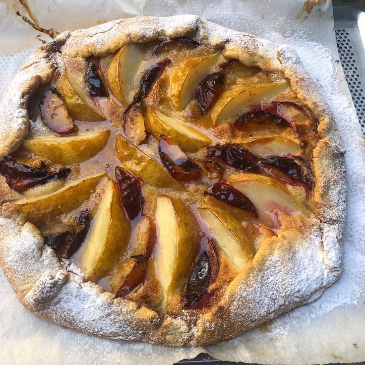 ¿Cómo prepara Dolli Irigoyen una torta de peras y almendras?