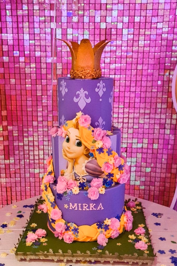 ¿Cómo se adorna el cartel con foto de Rapunzel?