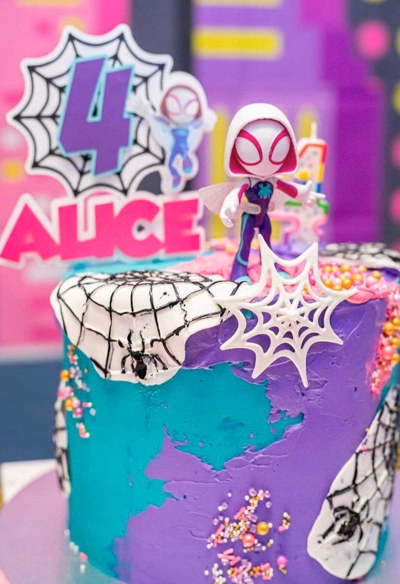 ¿Quién es el dibujante de Spider-Woman?