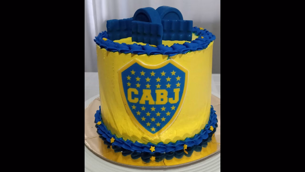 ¿Qué contiene la torta temática futbolera Boca Juniors?