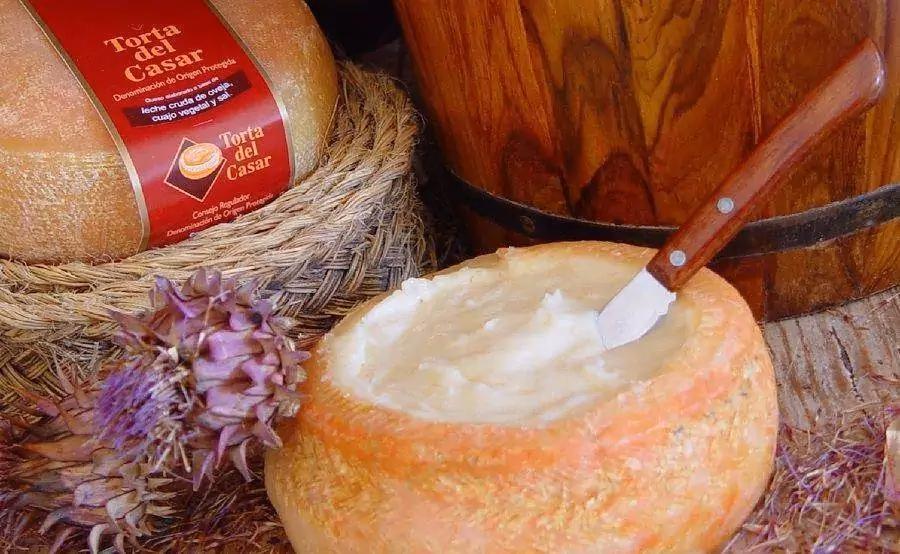 ¿Cómo se puede convertir el queso de torta del Casar en postre?