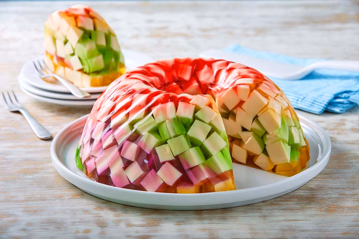 ¿Cómo preparar gelatina mosaico con queso crema?