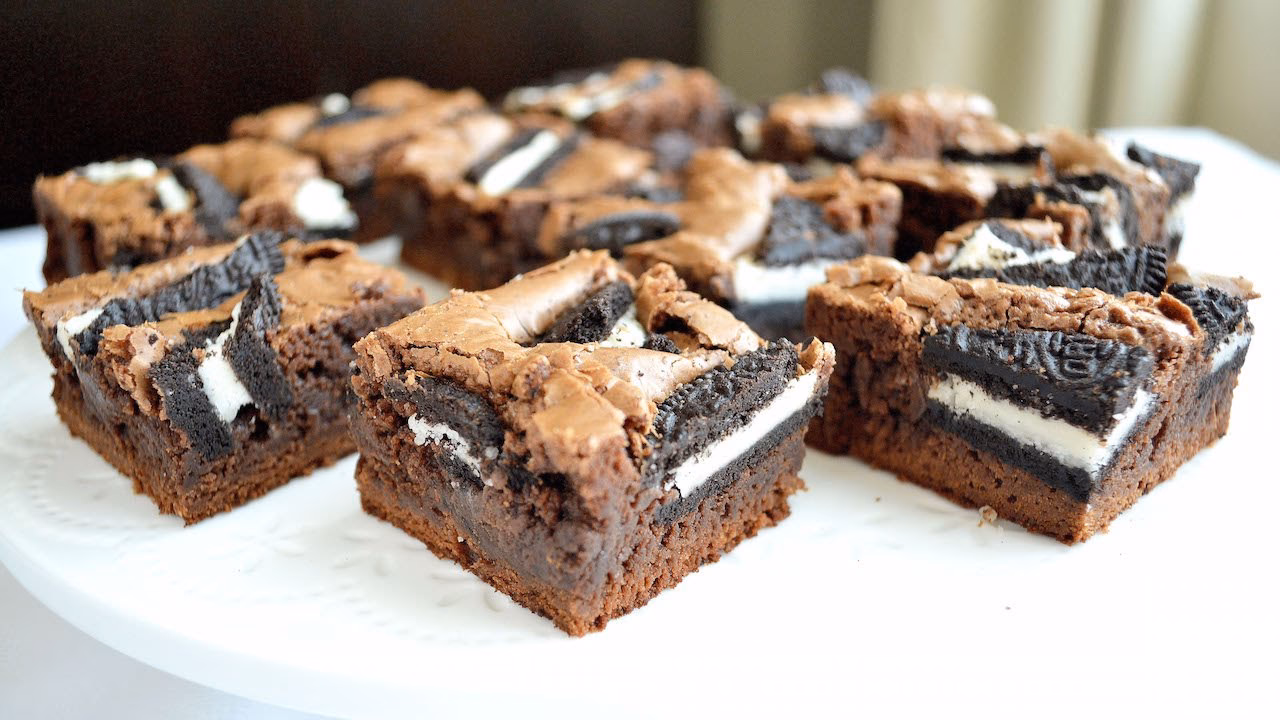 ¿Cómo hacer Brownie de chocolate y galletas Oreo?
