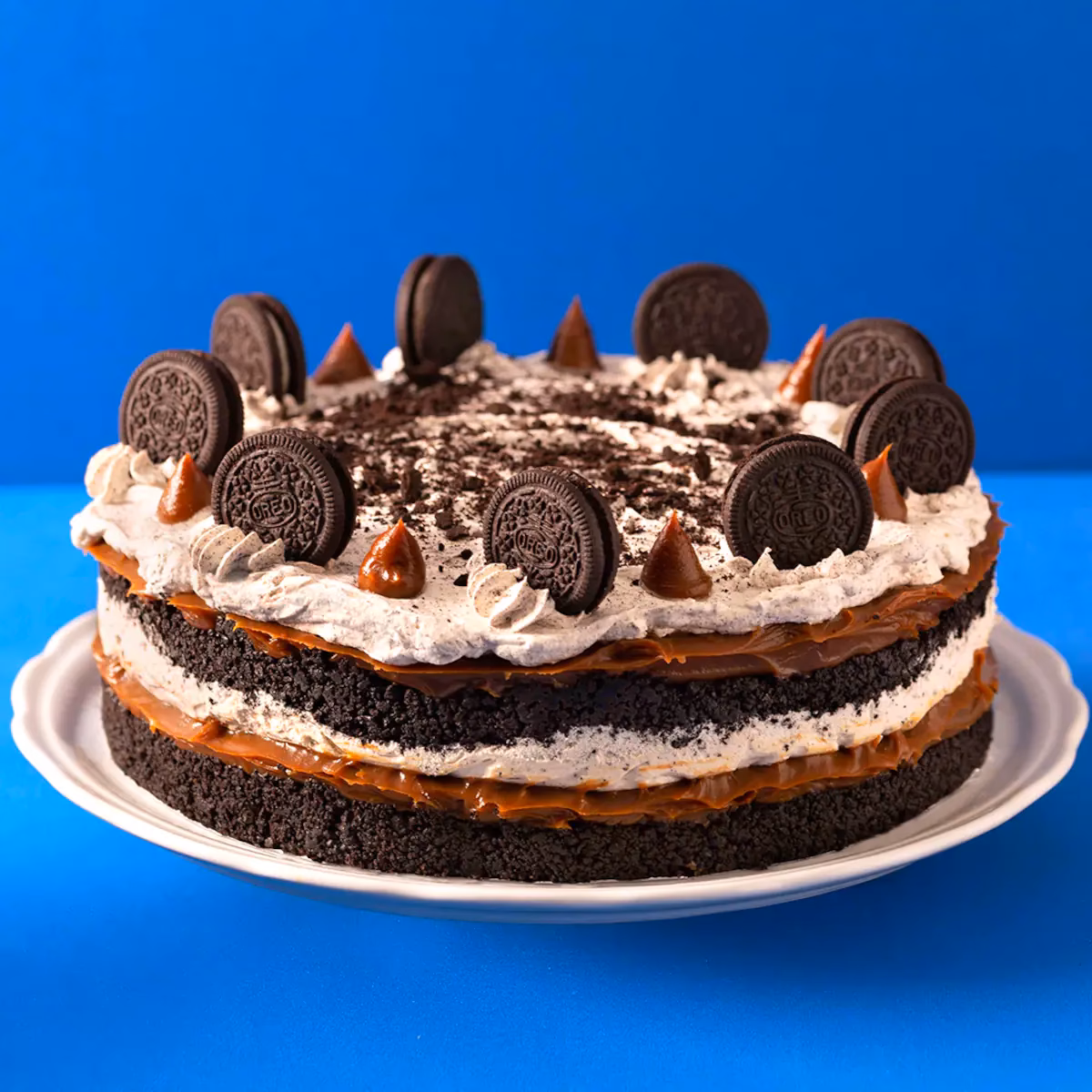 ¿Cómo preparar una torta Oreo con queso crema?