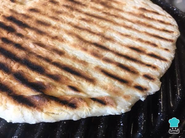 ¿Cómo se prepara la tortilla santiagueña a las brasas?
