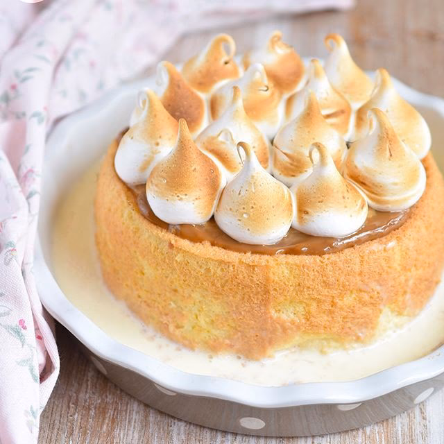 ¿Qué tipo de cobertura se utiliza en la torta a las 3 leches?