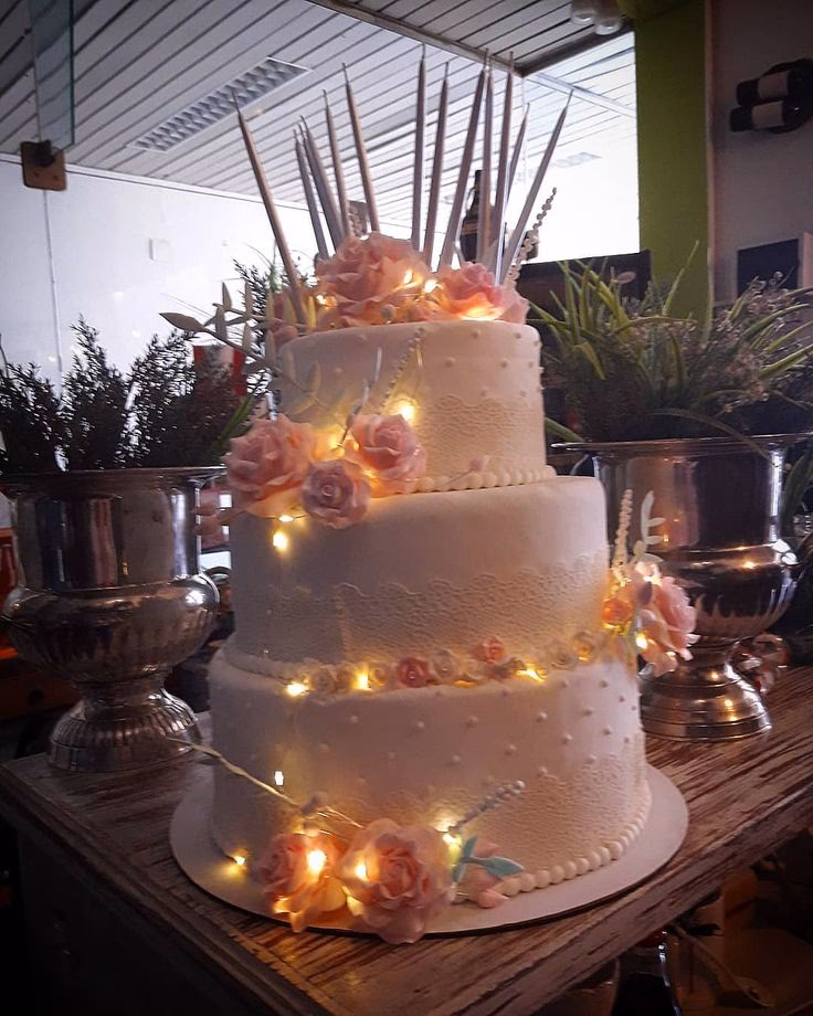 ¿Cómo decorar una torta negra de Navidad?