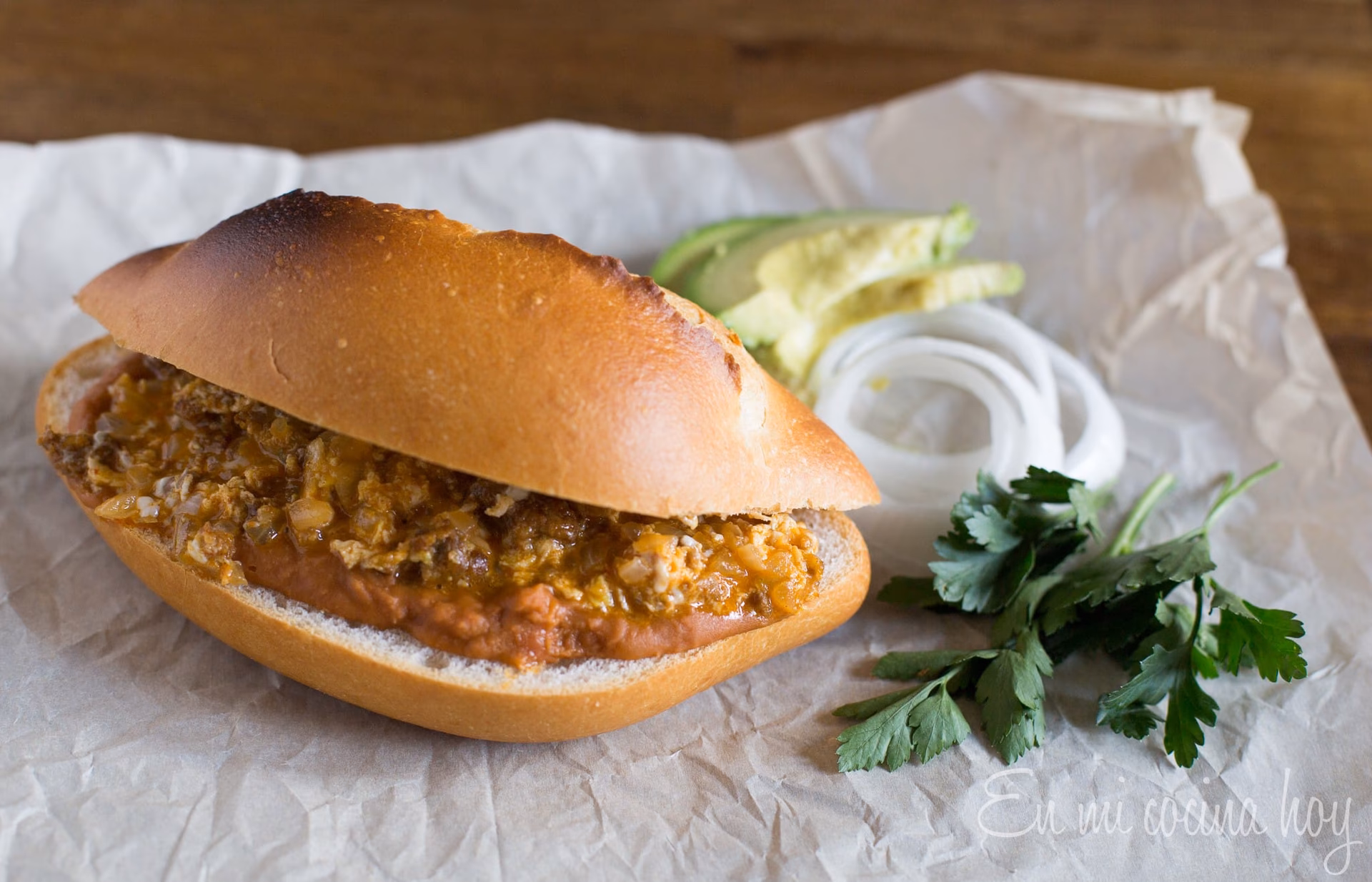 ¿Cómo preparar una torta de huevo con chorizo?