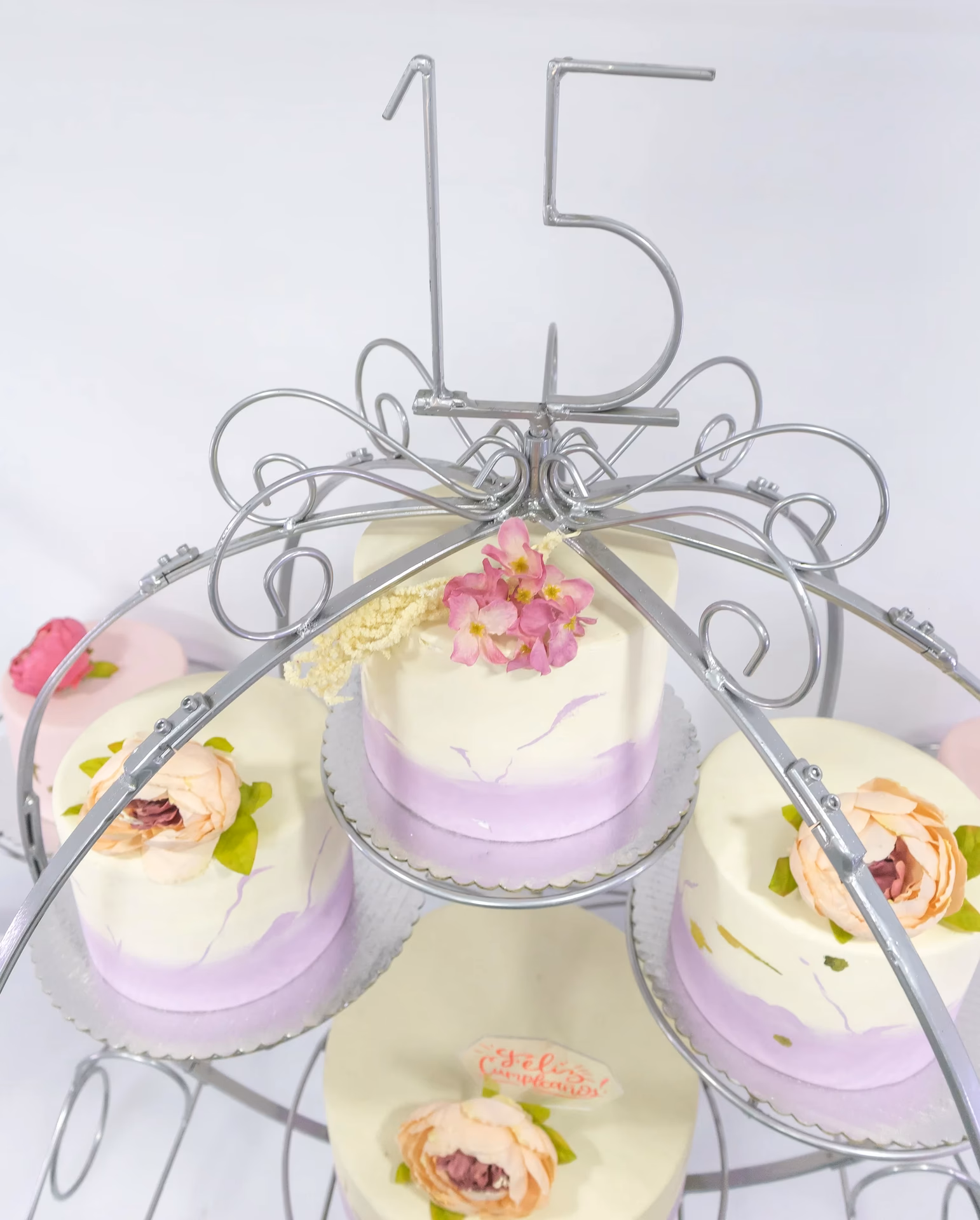 ¿Cuántas Donuts tiene una torta de cumpleaños?