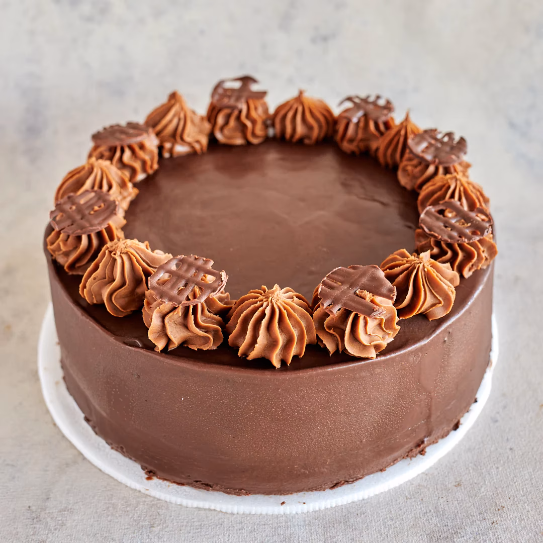 ¿Cómo decorar una torta con crema Bariloche?