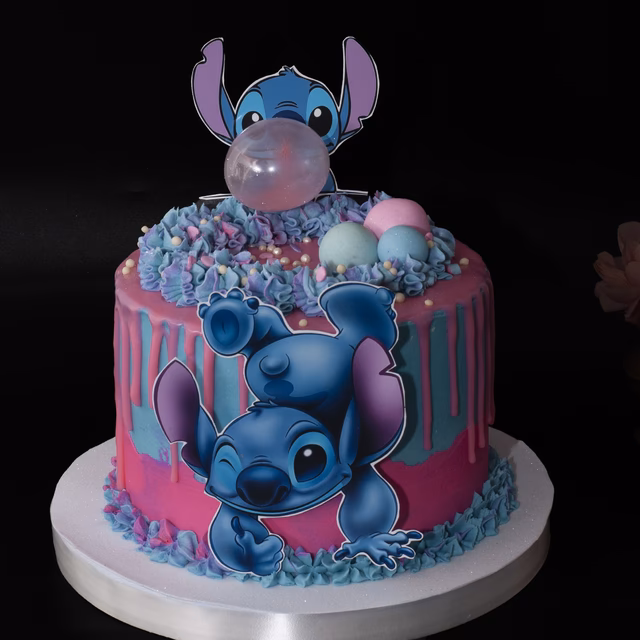 ¿Qué contiene la torta de dos pisos temática Stitch?