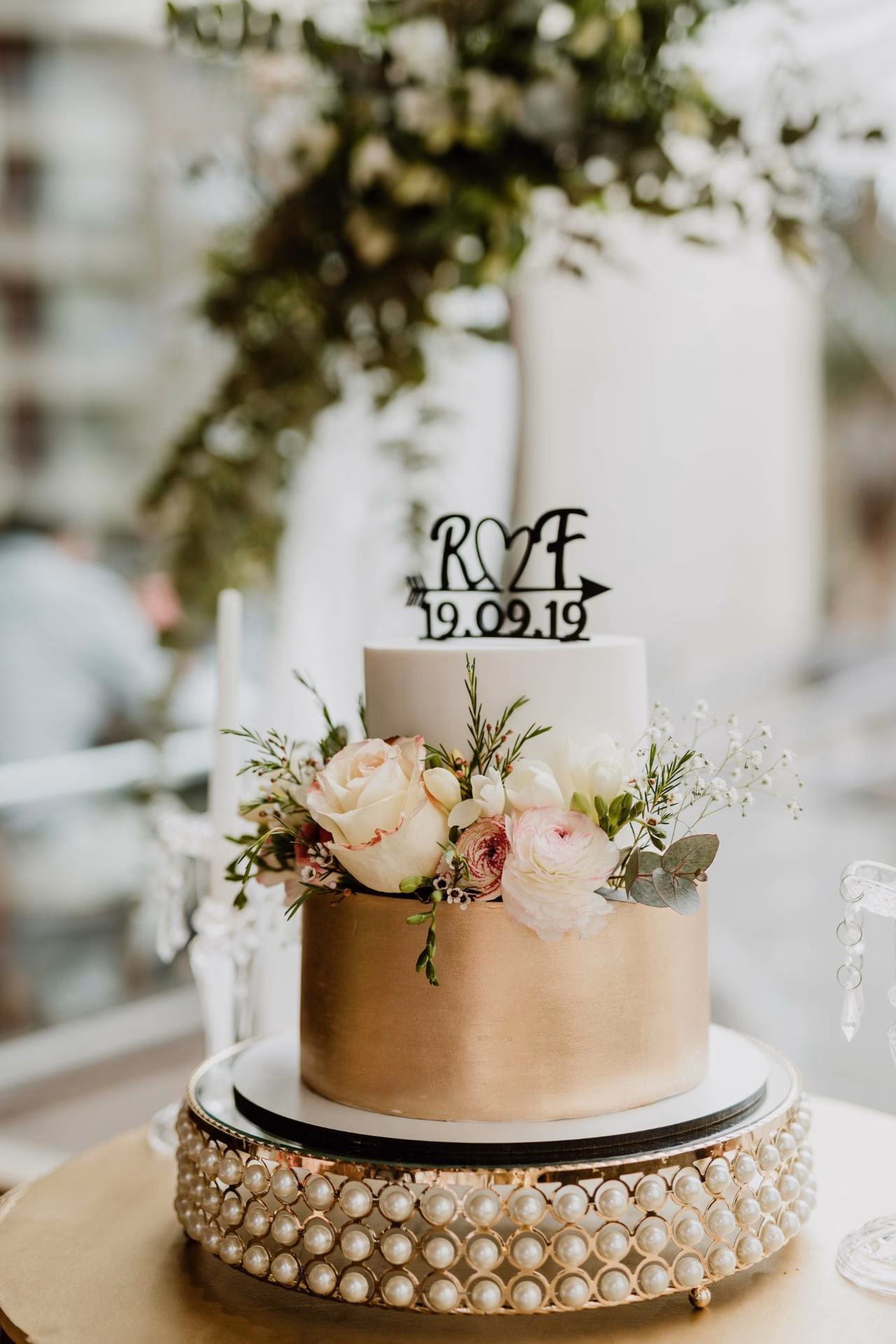 ¿Cómo decorar un pastel de bodas vintage?